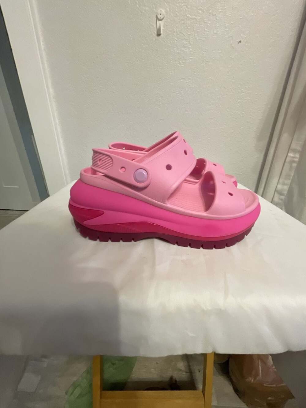 Crocs Classic Mega Crush Sandal Size W7 Pink
Y2K
Chunky
Platform